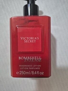 Victoria's Secret Bombshell Intense Lotion - Red